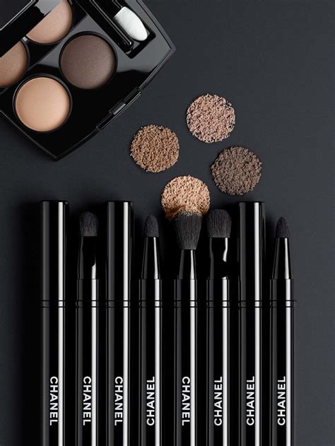 eyeshadow-blending chanel les pinceaux de chanel|Chanel makeup brushes.